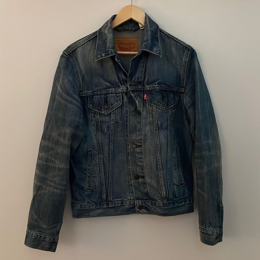 Size small men’s denim trucker Levi’s jacket